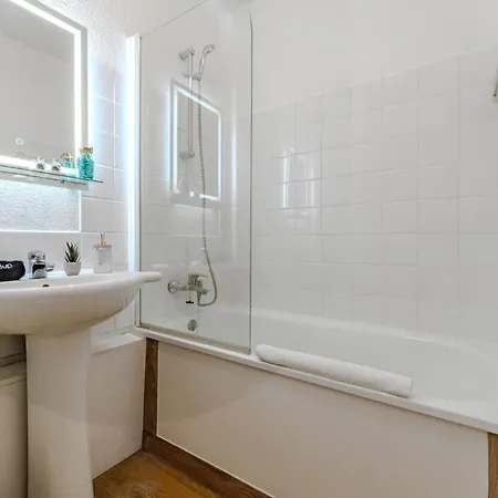 Ski-in Ski-out 2-bedroom - Rue Caron, דירה